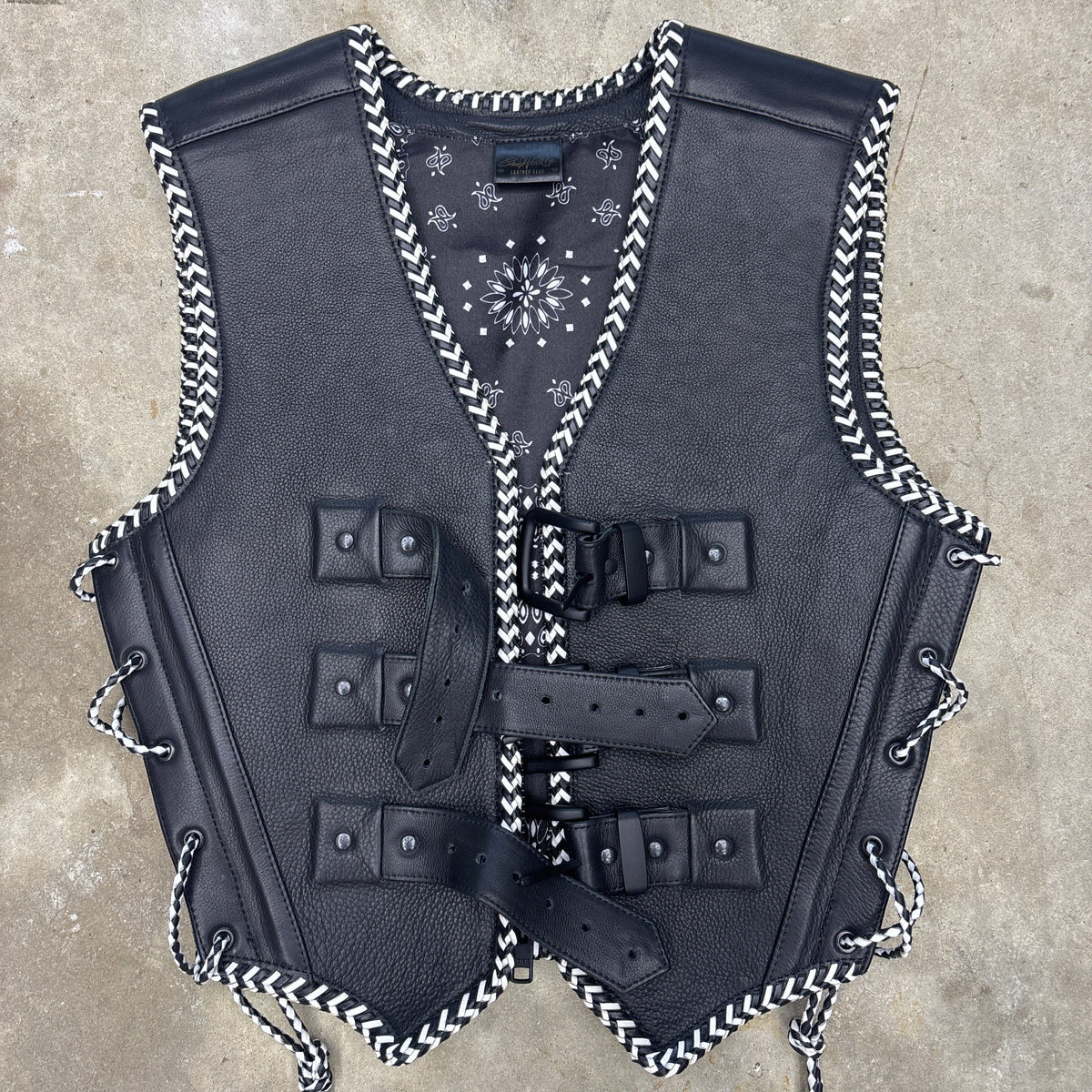 🔥Discounted - Ready to Ship!🔥 AUS STYLE BLACK AND WHITE (SMALL)
