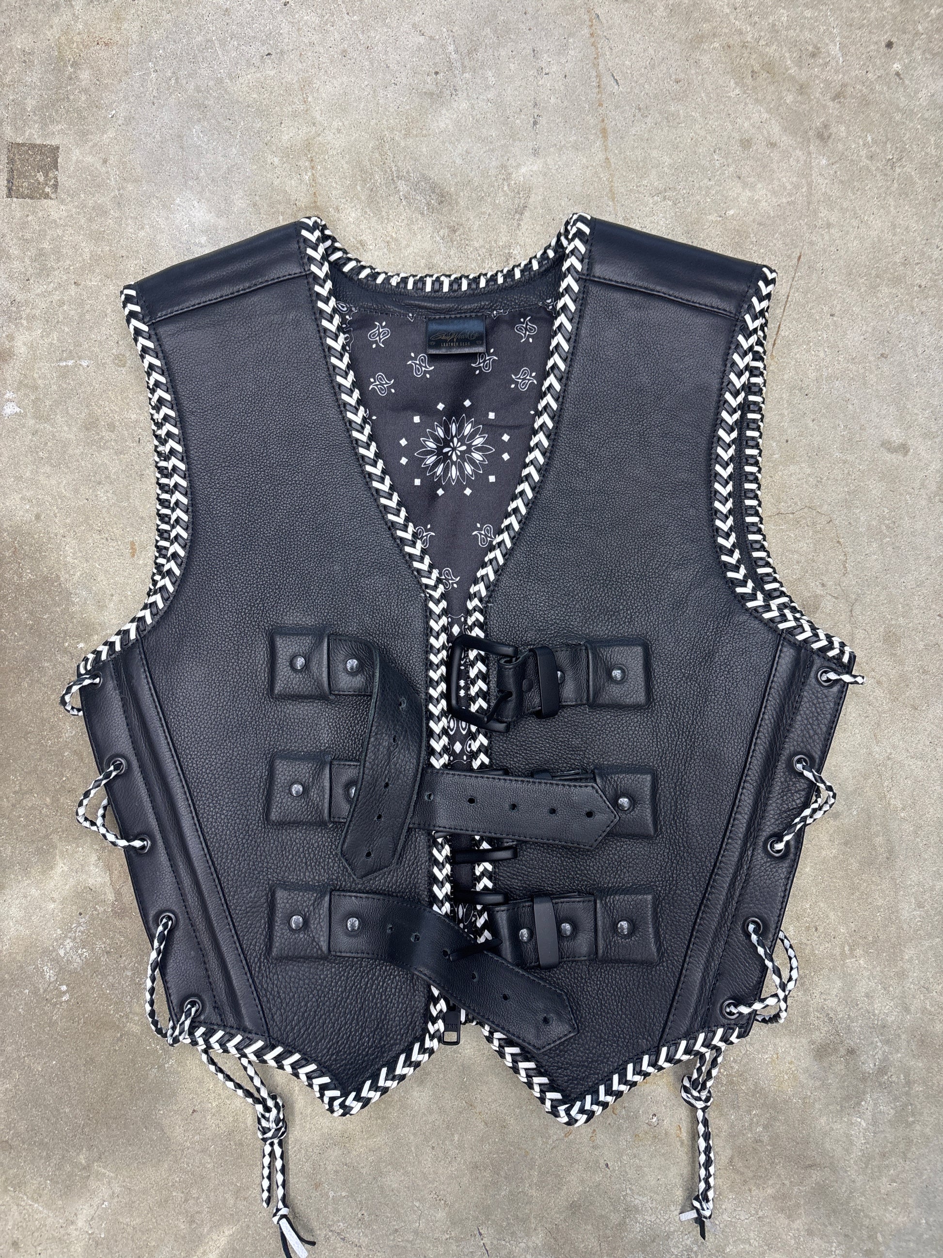 🔥Discounted - Ready to Ship!🔥 AUS STYLE BLACK AND WHITE (SMALL)