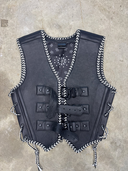 🔥Discounted - Ready to Ship!🔥 AUS STYLE BLACK AND WHITE (SMALL)