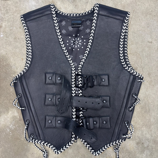 🔥Discounted - Ready to Ship!🔥 AUS STYLE BLACK AND WHITE (SMALL)